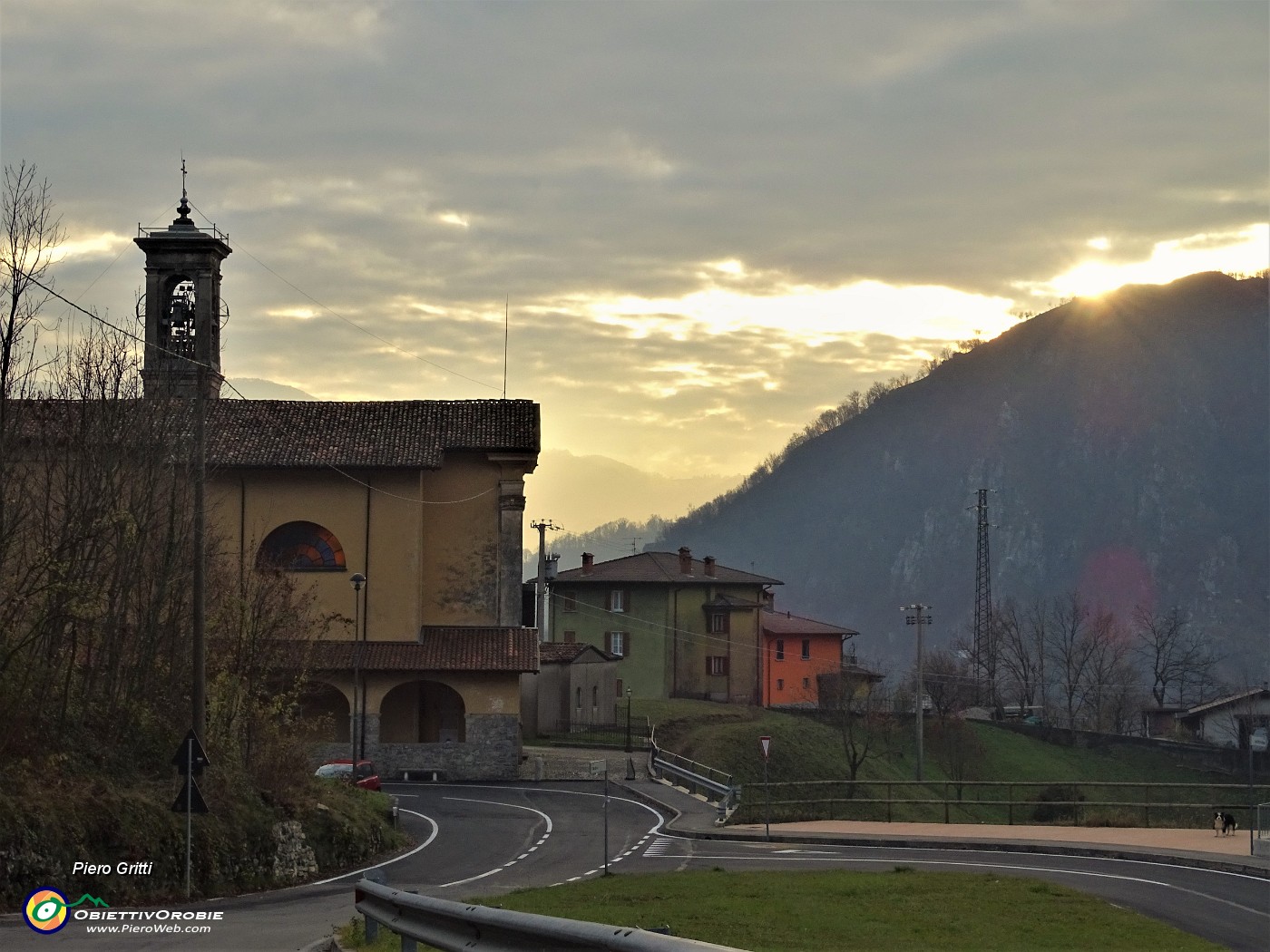 96 Sceso alla Chiesa di Spino al Brembo, rientro a Zogno rifacendo in senso inverso il percorso di andata .JPG